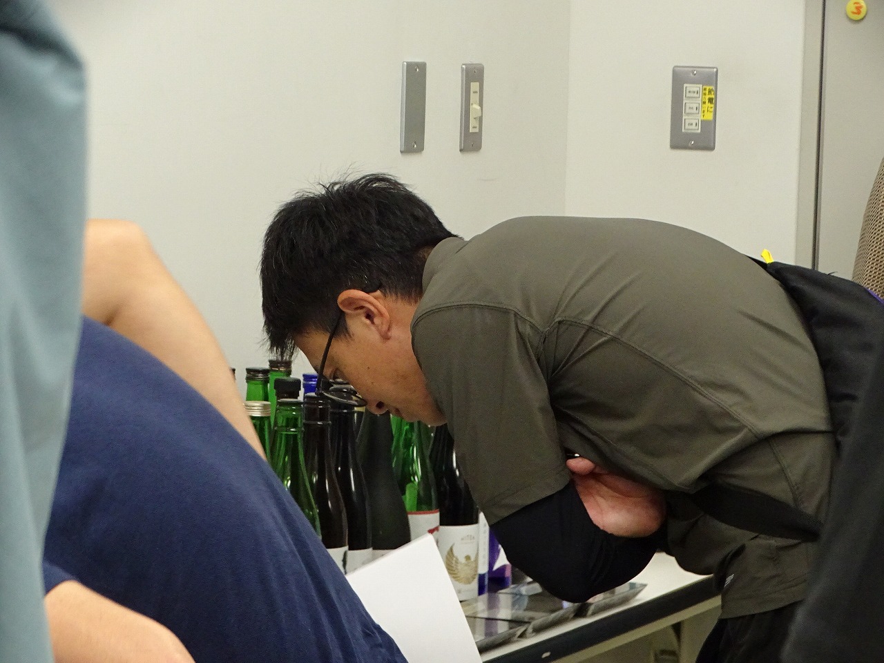 酒米を熱心に見学する研修生